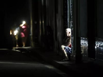 La población sigue sin luz tras colapso energético en Cuba