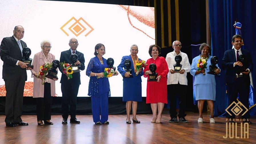 Reconocen el trabajo y dedicación de adultos mayores en los Premios Julia