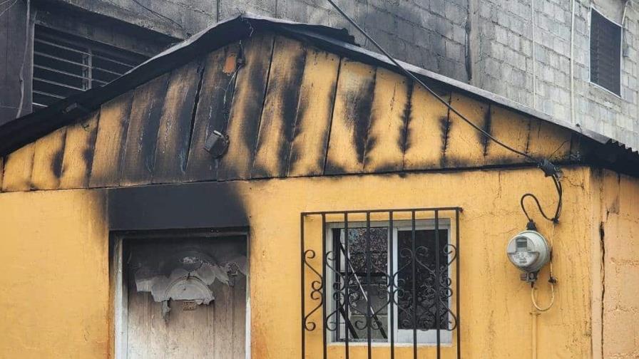 Fuego afecta una vivienda en Santiago