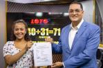 Leidsa entrega certificado a manicurista que ganó 71 millones en la loto