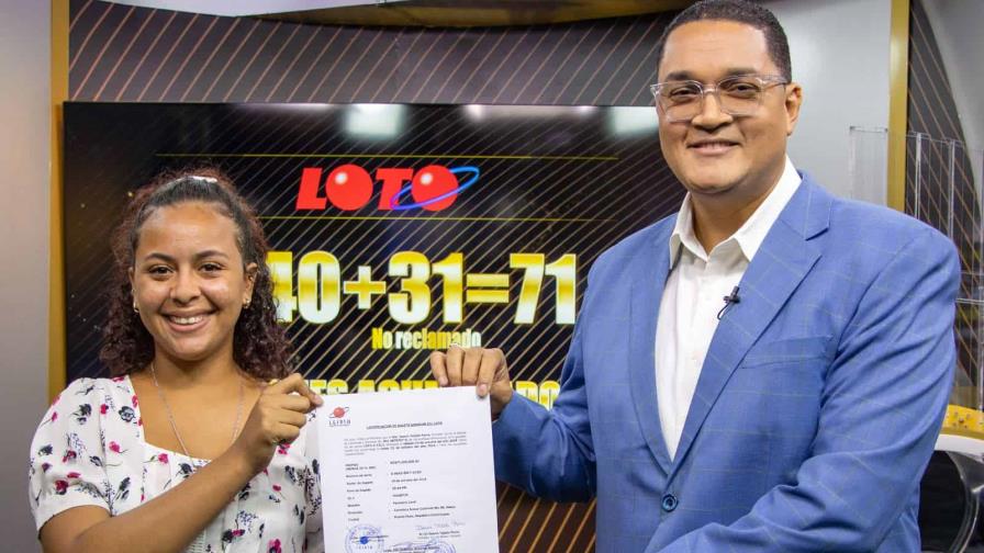 Leidsa entrega certificado a manicurista que ganó 71 millones en la loto