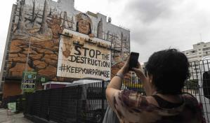 Un mural pintado con cenizas de los incendios en Brasil pide frenar la tala en la Amazonía