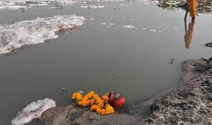 La espuma t&oacute;xica cubre el sagrado Yamuna, el r&iacute;o venenoso que cruza Nueva Delhi