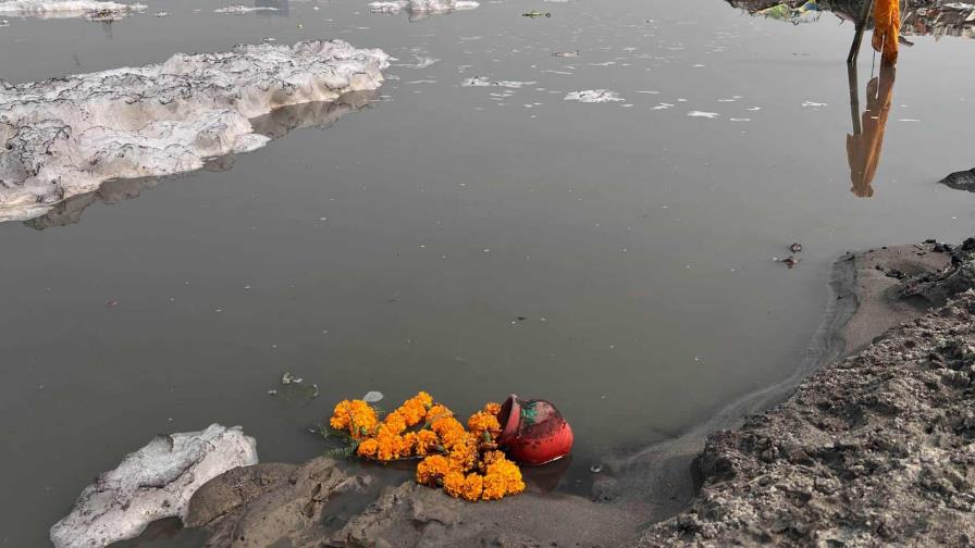 La espuma tóxica cubre el sagrado Yamuna, el río venenoso que cruza Nueva Delhi