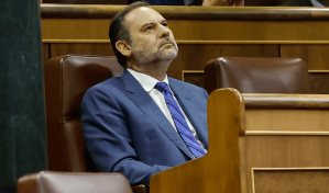 Juez pide investigar a exministro socialista español por caso de corrupción