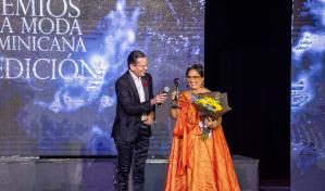 Anny Abate recibe un reconocimiento especial en Premios a la Moda Dominicana