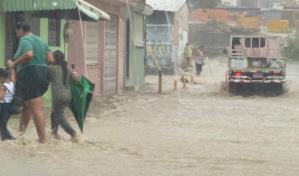 Fuertes lluvias inundan zonas de Santiago