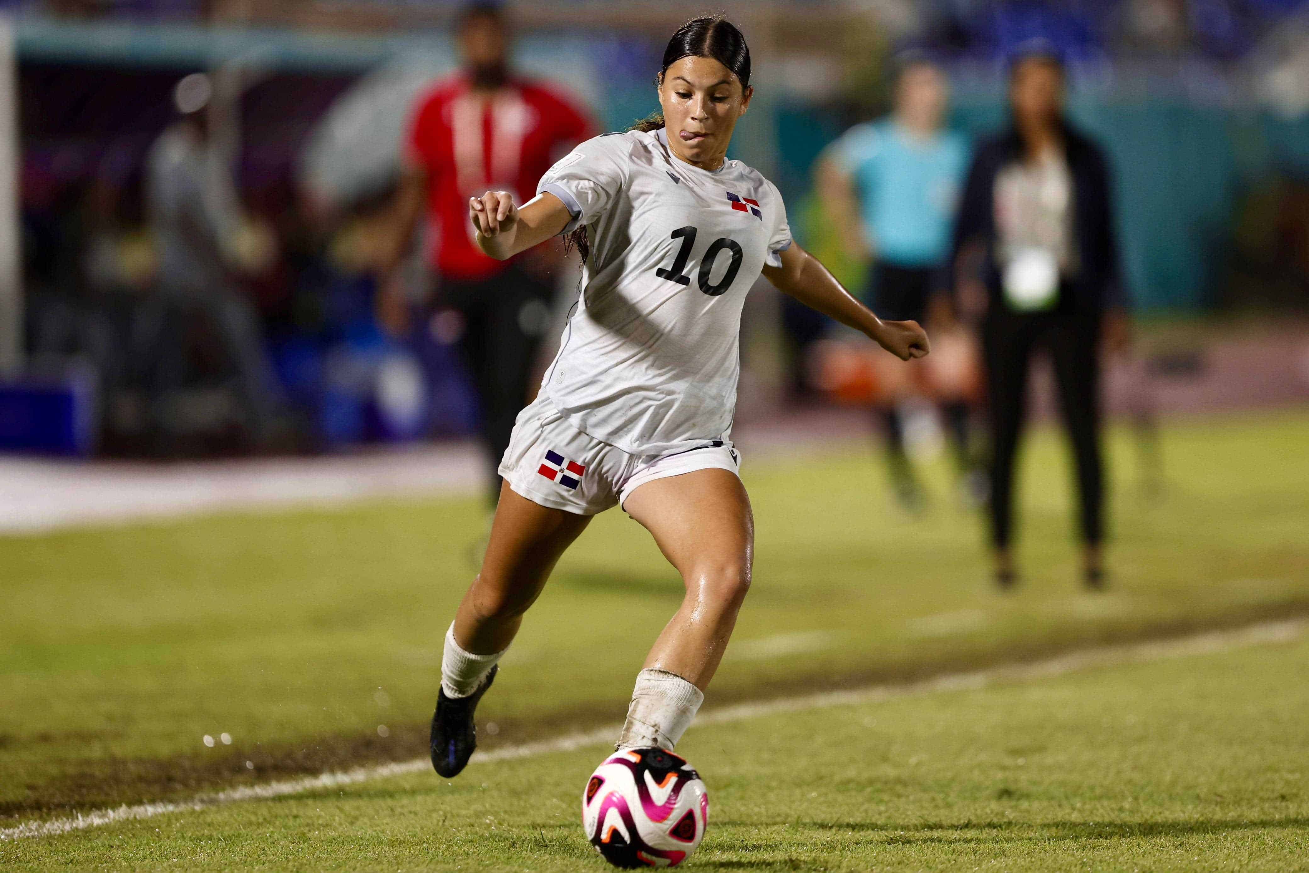 Alexa Castro del equipo dominicano maneja el balón.