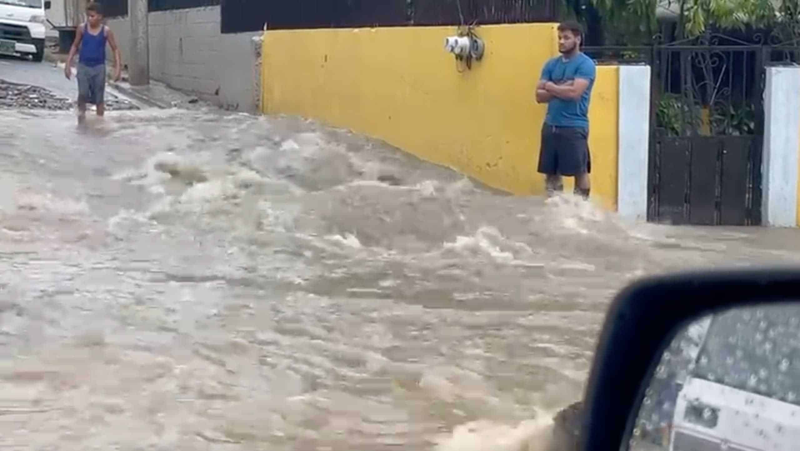 Una esquina anegada en Santiago.