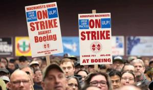 Los trabajadores de Boeing rechazan la propuesta de la empresa y seguirán en huelga