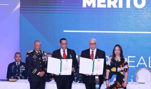 Policía Nacional otorga medalla al mérito a sus exdirectores Santana Páez y Guerrero Peralta