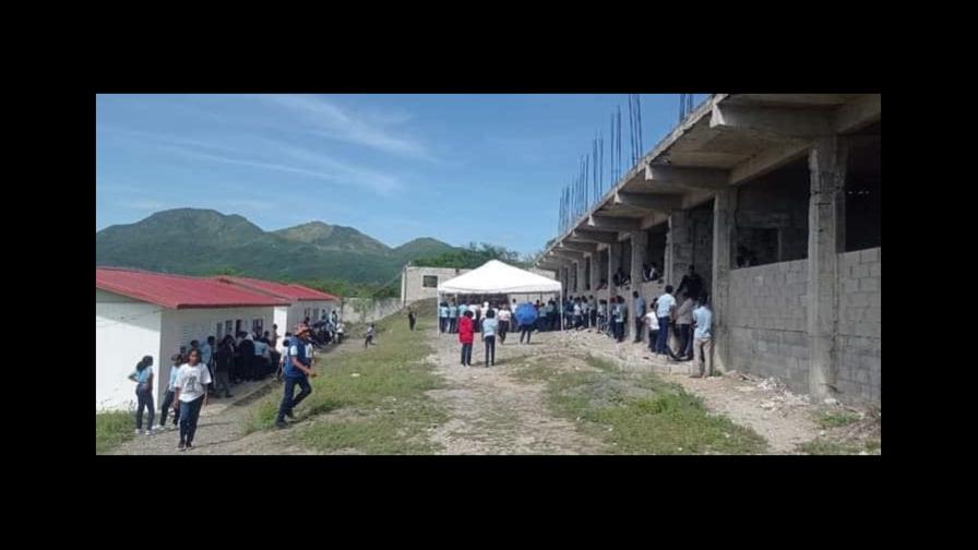 Comunidad de San Juan realiza misa para que las autoridades terminen la construcción de un liceo