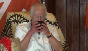 El rey Carlos III bebe un narcótico antes de ser nombrado gran jefe samoano