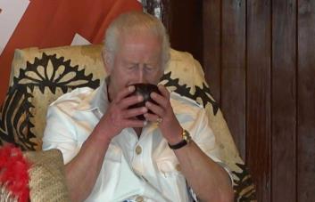El rey Carlos III bebe un narcótico antes de ser nombrado gran jefe samoano