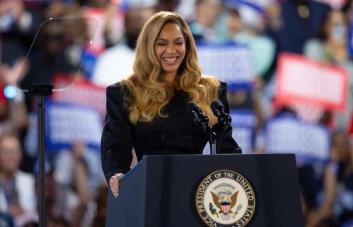 Trump arremete contra Beyoncé, la prensa y el voto anticipado en un mitin en Míchigan
