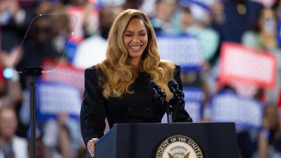 Trump arremete contra Beyoncé, la prensa y el voto anticipado en un mitin en Míchigan