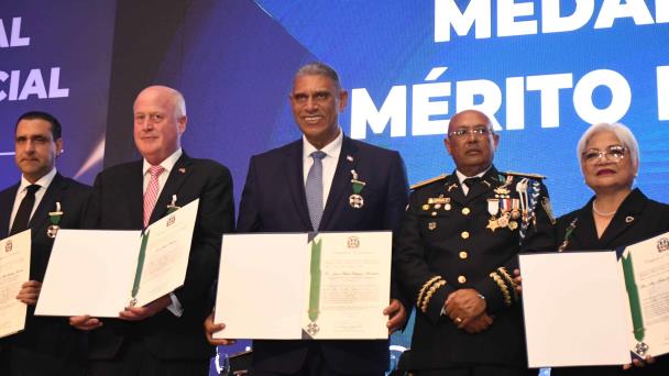 El Ejecutivo reconoce la labor del exministro Chu Vásquez con la “Orden al Mérito Policial”