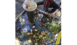 Adiós al improvisado estanque de peces de colores bajo un hidrante contra incendios en Brooklyn