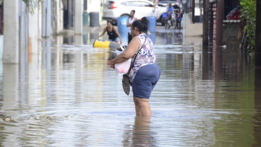 Agua de lluvias permanece estancada en sector de Santiago