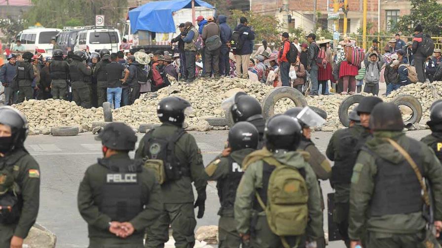 Policía boliviana intenta despejar rutas tras 12 días de cortes por seguidores de Evo Morales