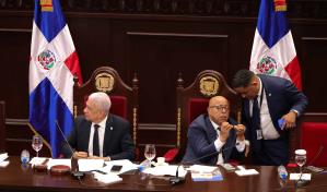 Esto era lo que hacían los legisladores mientras se le daba lectura a la nueva Constitución