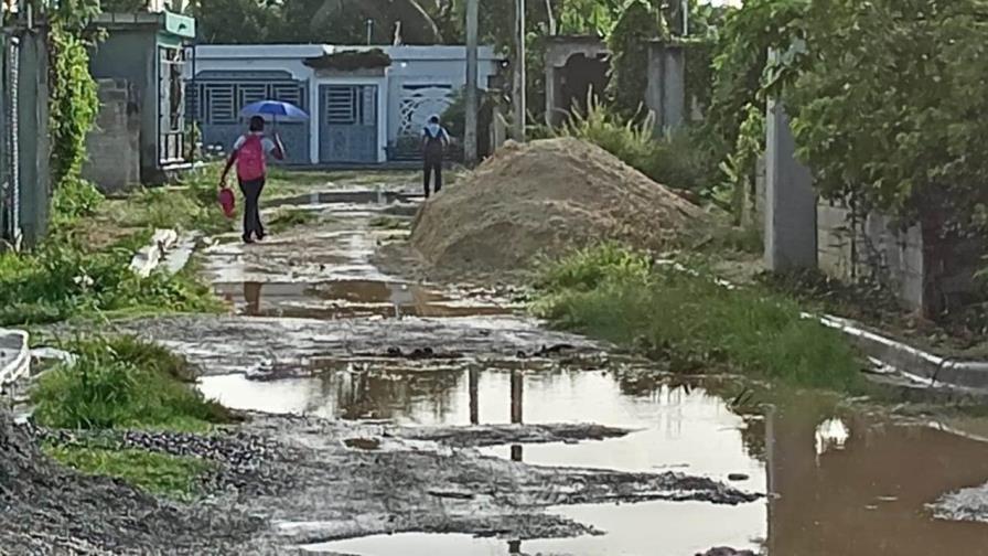 Residentes en La Ureña claman a ASDE la culminación de aceras y contenes