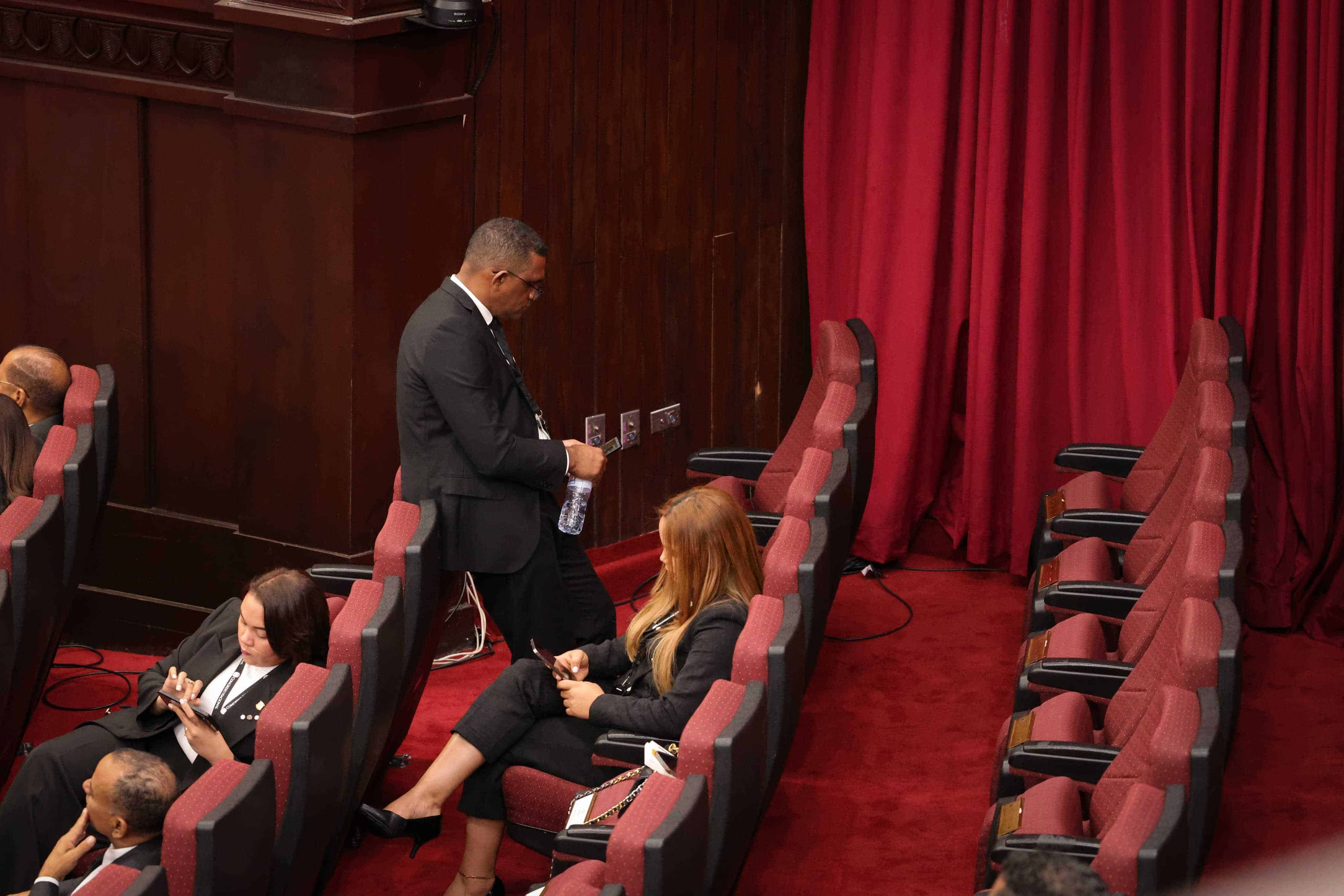 Los honorables legisladores dieron una muestra de desconexión con la seriedad del evento.