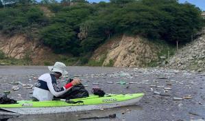 Denuncian contaminación en la presa de Monción por desechos sólidos