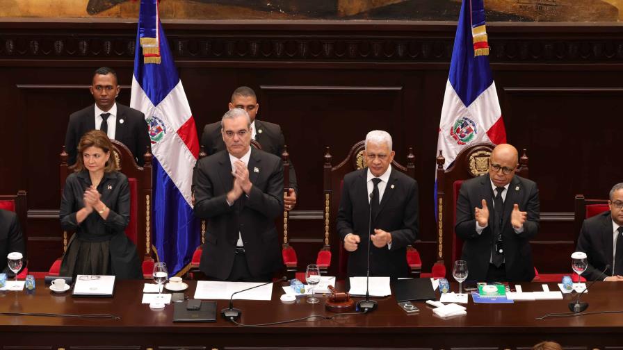 Con 21 cañonazos y el Himno Nacional queda proclamada la nueva Constitución dominicana