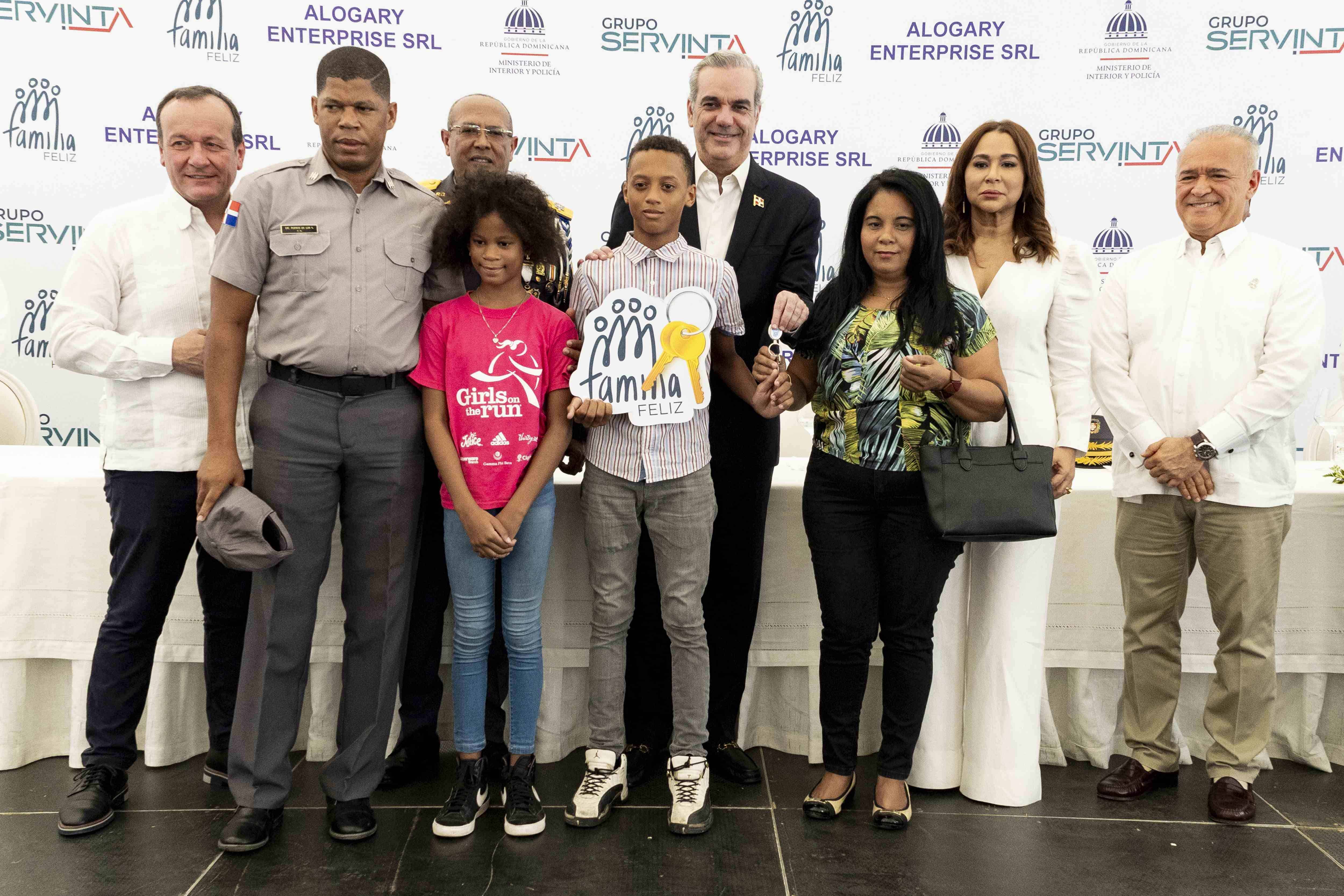 Abinader entrega 250 apartamentos a miembros de la Policía Nacional en Los Alcarrizos.