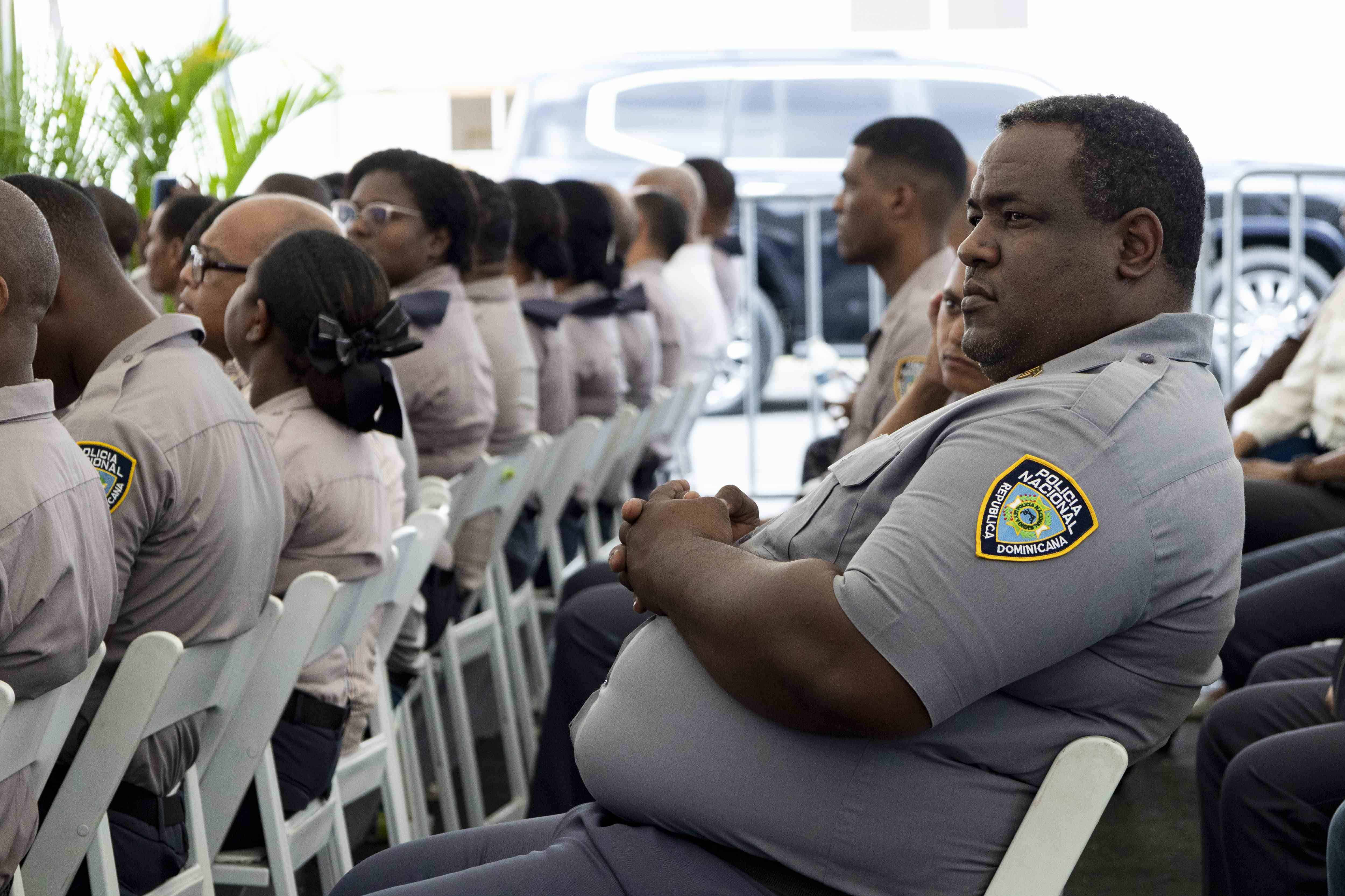 Abinader entrega 250 apartamentos a miembros de la Policía Nacional en Los Alcarrizos.