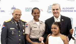 El presidente Abinader entrega 250 apartamentos a agentes de la Policía Nacional