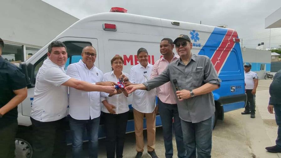 Entregan nueva ambulancia al hospital Ramón Adriano Villalona de Loma de Cabrera