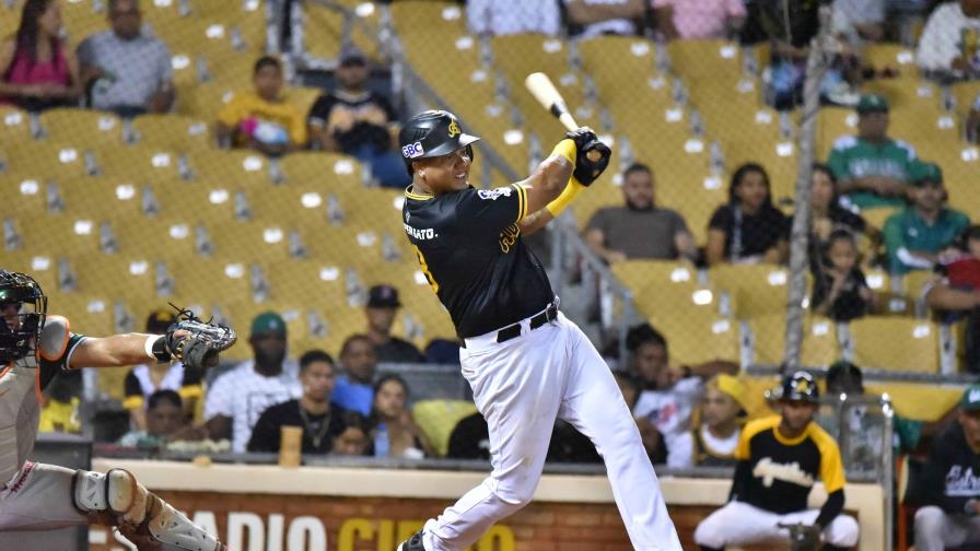 Yadier Molina gana en su debut con las Águilas, venciendo a las Estrellas 6-4