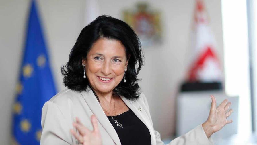 Presidenta de Georgia y oposición se niegan a reconocer resultados electorales