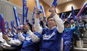 Fanáticos de la ciudad natal de Ohtani, en Japón, se reúnen para ver el Juego 3 de la Serie Mundial