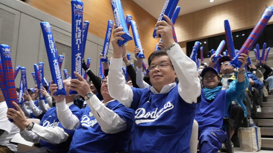 Fanáticos de la ciudad natal de Ohtani, en Japón, se reúnen para ver el Juego 3 de la Serie Mundial