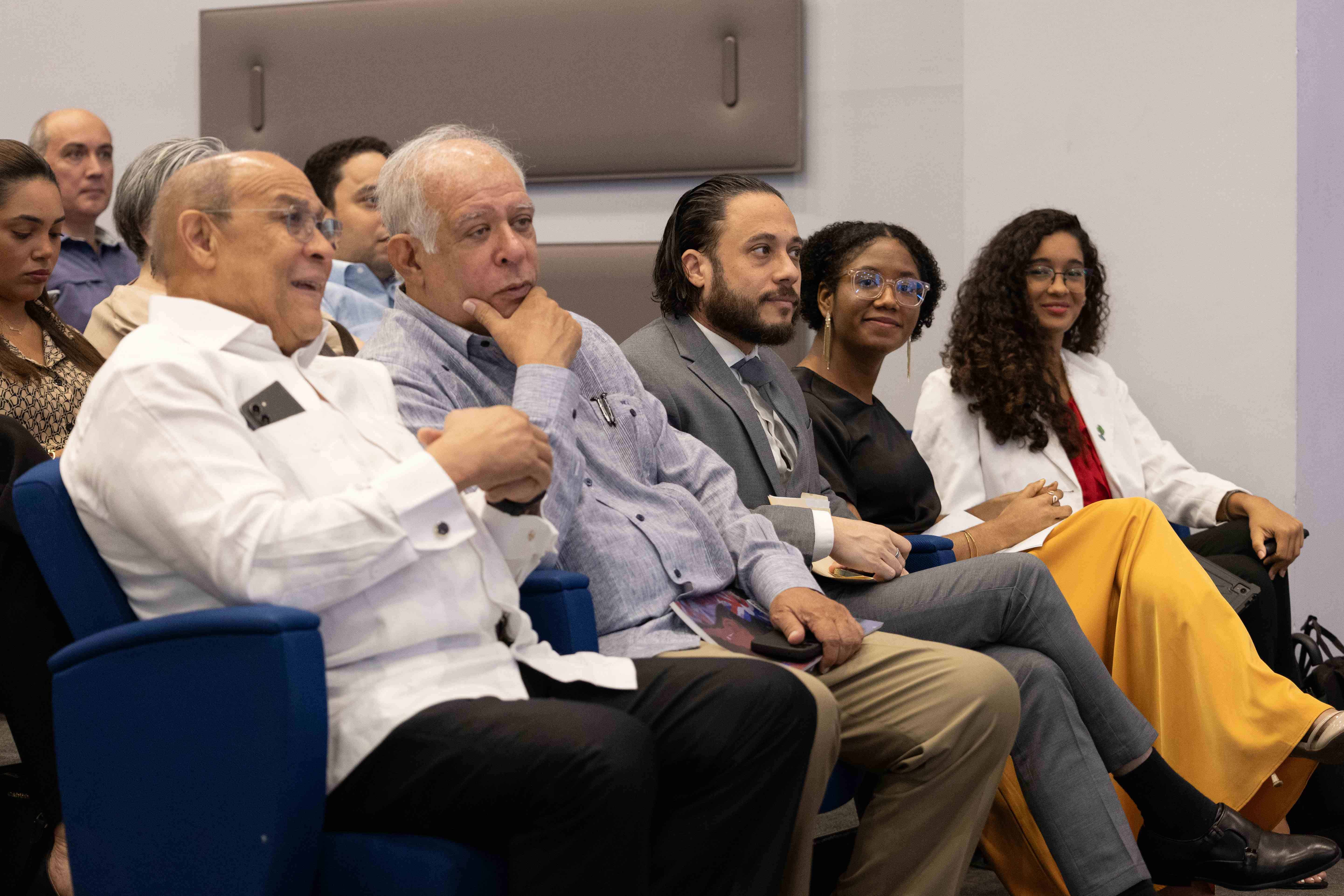 El titular de Infotep, Rafael Santos Badía; el director del INM, Wilfredo Lozano, y las autoras Magyoly Blanco y Nicole Checo, durante la puesta en circulación del libro. 