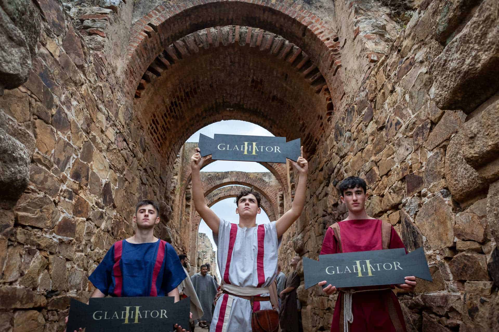 Algunos de los monumentos romanos de Mérida, como el Teatro, el Anfiteatro o el Templo de Diana, ha sido testigos este martes de una acción promocional de la película ´Gladiator II´, organizada por la productora Paramount.