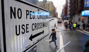 Nueva York legaliza cruzar calles fuera del paso peatonal