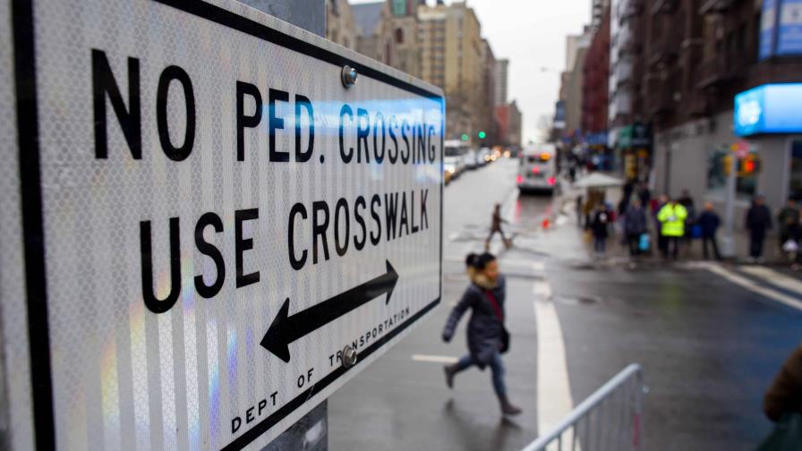 Nueva York legaliza cruzar calles fuera del paso peatonal