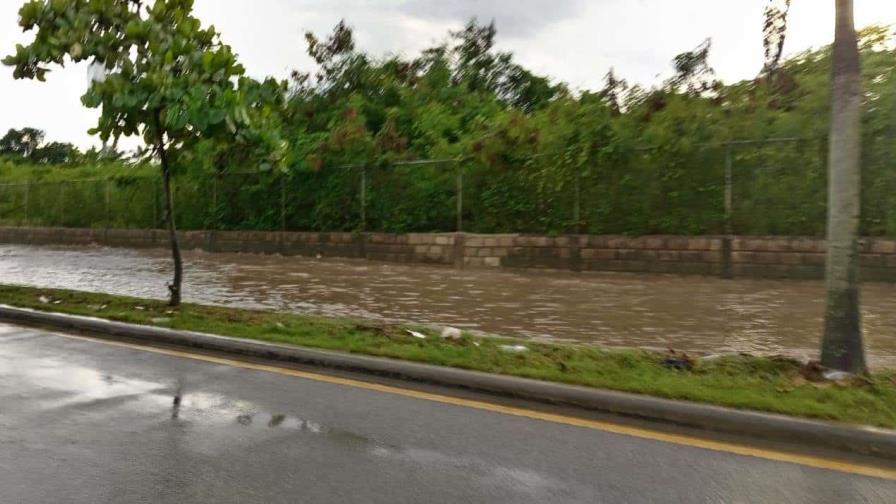 Reportan charco en la entrada de Ciudad Juan Bosch