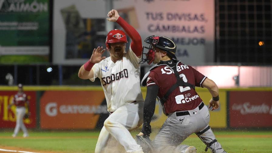 Los Leones vencen a los Gigantes en el estadio Quisqueya Juan Marichal