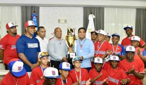 Ministro Kelvin Cruz resalta desempeño del béisbol U-12