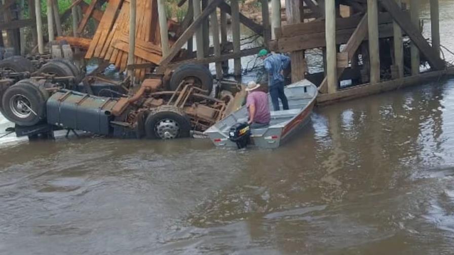 Tres desaparecidos, un AVE descarrilado y cierre de puertos por el temporal en España