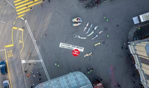 Un f&oacute;sil pl&aacute;stico de Greenpeace pide al mundo una reducci&oacute;n dr&aacute;stica de estos materiales