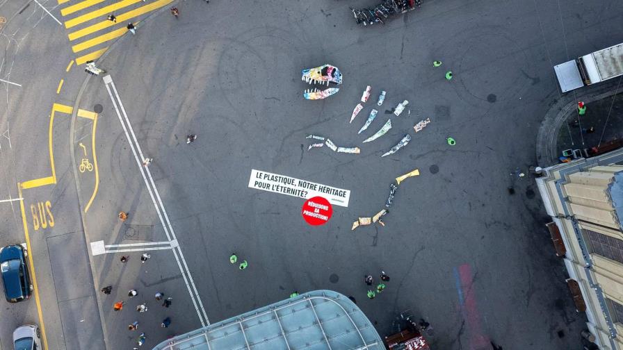 Un fósil plástico de Greenpeace pide al mundo una reducción drástica de estos materiales