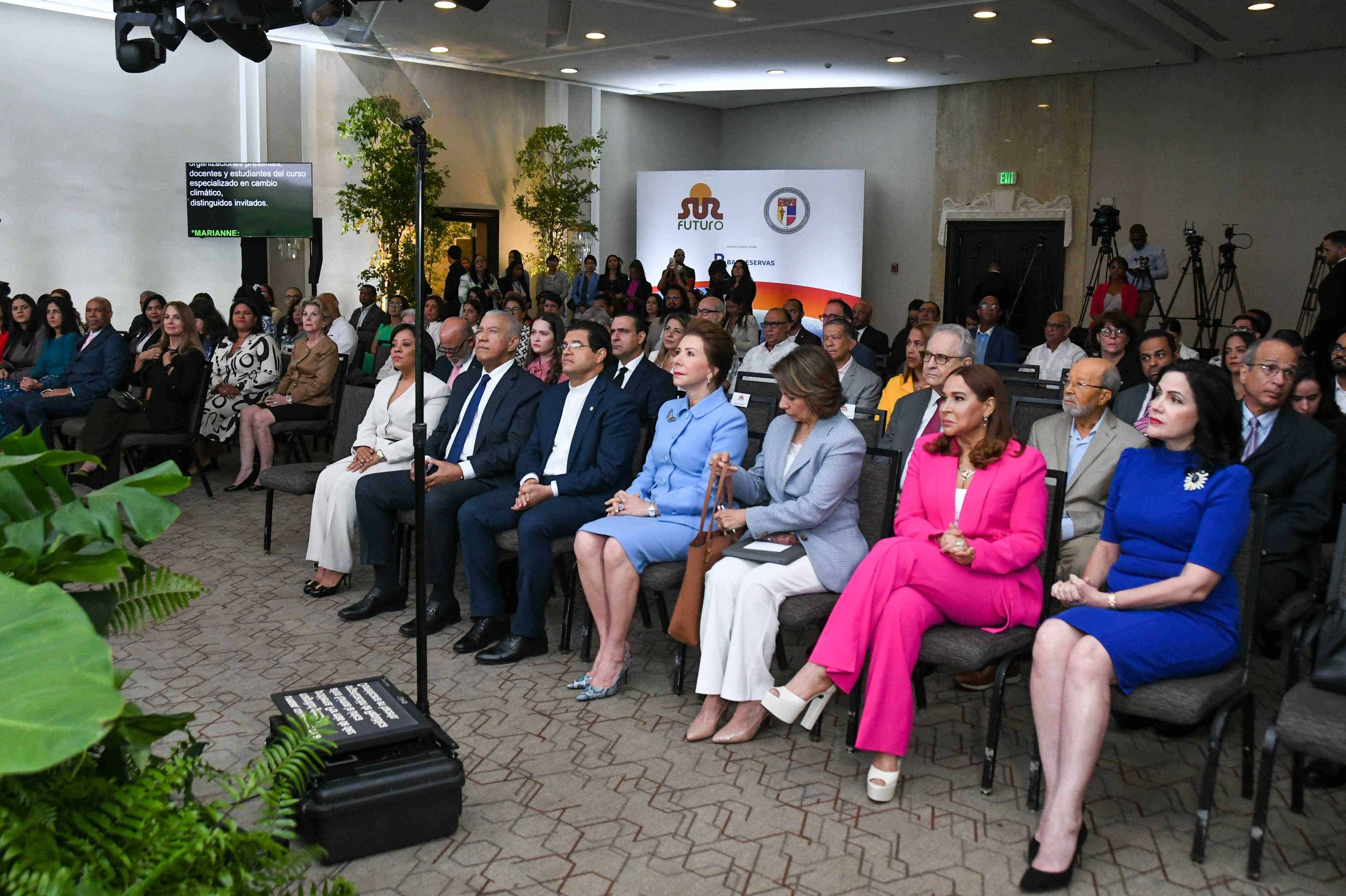 Participantes en el lanzamiento del diplomado.