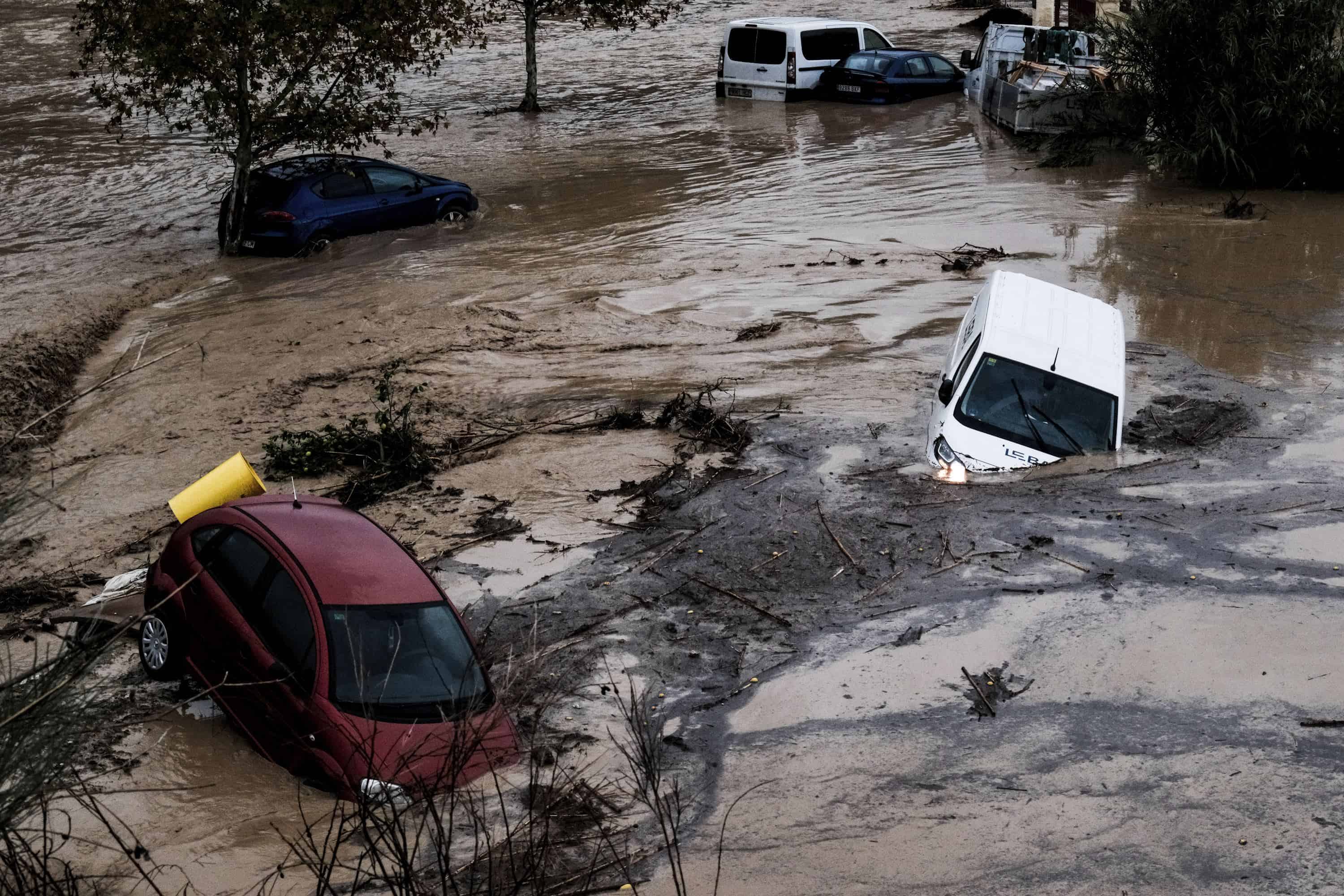 Los automóviles están siendo arrastrados por el agua, después de que inundaciones precedidas por fuertes lluvias provocaron que el río se desbordara en la ciudad de Álora, Málaga, España, el martes 29 de octubre de 2024.