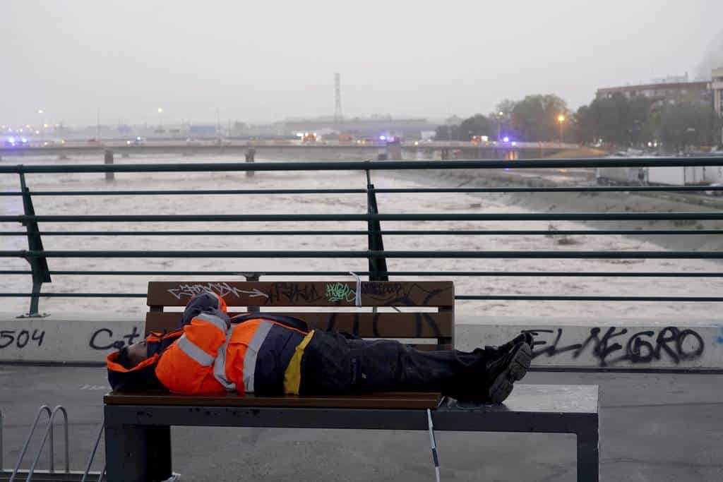 Un hombre descansa en un banco mientras las inundaciones bloquean su acceso en Valencia, España, el miércoles 30 de octubre de 2024.